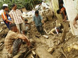 Hombres buscan sobrevivientes en el lodo, en Indonesia. EFE  /