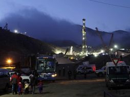 Familiares de los mineros atrapados se preparan para abordar un autobús, cerca del yacimiento de San José. AP  /