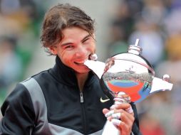 El tenista español posa con su título obtenido tras ganar en el torneo de tenis de Tokio. AFP  /