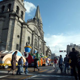 Cierran vialidades del Centro Histórico por desfile inaugural de Fiestas de Octubre