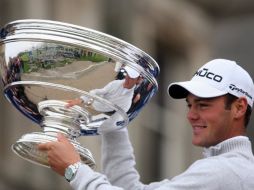 El golfista alemán Martin Kaymer posa con su trofeo tras haber ganado en el torneo de Dunhill. AP  /