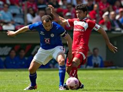Foto de accion de Gerardo Torrado del Cruz Azul (izq.) y Antonio Naelson del Toluca. MEXSPORT  /