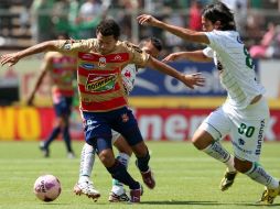 Miguel Sabah (izq.) del Morelia dominando la pelota durante el encuentro ante Santos. MEXSPORT  /