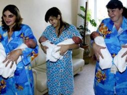 Tres madres con sus hijos, todos gemelos, tras su nacimiento el 19 de agosto de 2006 en Rusia. AFP  /