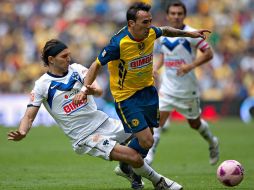 Basanta barre sobre Vicente Sánchez en uan acción del partido que termino con empate a cero goles. MEXSPORT  /