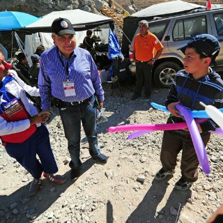 Don Francisco visita campamento de familiares de mineros atrapados