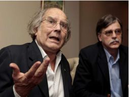 El argentino Adolfo Pérez Esquivel, habla junto al viceministro de Relaciones Exteriores Quinto Lucas. EFE  /