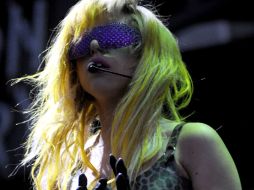 La cantante estadounidense Lady Gaga disfrutó del sol de Grecia junto a su novio, Luc Carl. AFP  /