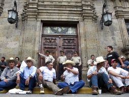 Manifestación en Guadalajara de habitantes de Tenacatita, por el bloqueo que mantiene el Gobierno estatal a la playa. EL INFORMADOR  /
