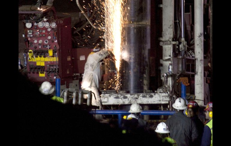 Los equipos de expertos entuban el túnel por donde sacarán a los 33 trabajadores atrapados. EFE  /