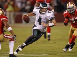 El mariscal de campo Kevin Kolb (centro) fue la figura de los Eagles de Filadelfia. REUTERS  /
