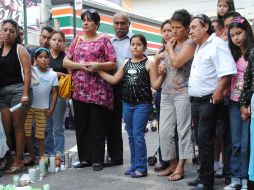 Vecinos de Monterrey oran afuera de la plaza donde falleciera, a causa de una balacera, la joven Lucila Quintanilla. EL UNIVERSAL  /