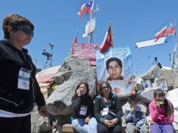 Los familiares de Jimmy Sánchez, el más joven de los 33 mineros atrapados, descansan en las inmediaciones del Campamento Esperanza. AFP  /