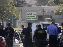 Policías de Carlsbad, en San Diego, inspeccionan el área del ataque. AP  /