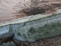 El muro de contención norte cerca de la localidad húngara de Ajka, tiene una fisura de 15 metros. EFE  /
