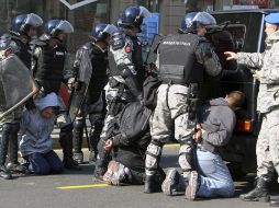 Policías detienen a manifestantes homófobos que intentaban impedir la manifestación en Belgrado. EFE  /