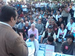 Aspecto de una de las clases impartidas a las afueras de Casa Jalisco, con la presencia de alumnos y docentes del CUCEI. R. ZAPATA  /