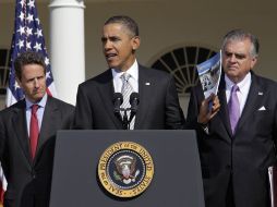 El presidente Obama (centro) presentó un plan de 50 MDD para generar empleo. AP  /