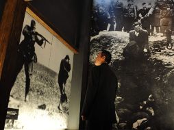 Un hombre visita el Museo de la Memoria y Tolerancia que fue inaugurado por el Presidente Felipe Calderón. EFE  /