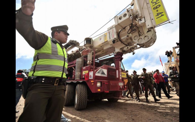 El taladro llamado T130 sale del área de operación en medio de ovaciones en la mina de San José. NTX  /