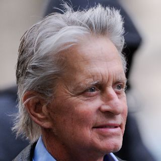 Oliver Stone muestra su preocupación por la salud de 'Michael Douglas'