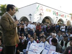 Aspecto de la última movilización de la UdeG, en donde estudiantes del CUCEI recibieron clase afuera de Casa Jalisco. M. FREYRÍA  /
