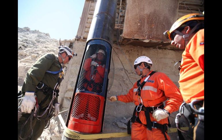 Un grupo de trabajadores realiza pruebas con el equipo de rescate. NTX  /