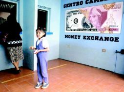 El dólar pierde seis centavos frente al peso.ARCHIVO  /