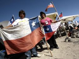 Parientes del minero Darío Segovia muestran banderas de Chile. EFE  /
