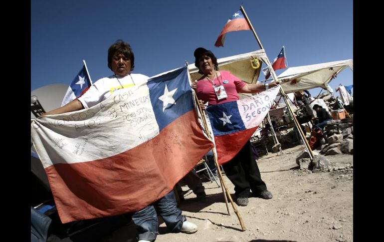 Parientes del minero Darío Segovia muestran banderas de Chile. EFE  /