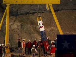 Operarios preparan hoy la cápsula Fénix, que sacará a los 33 mineros. EFE  /