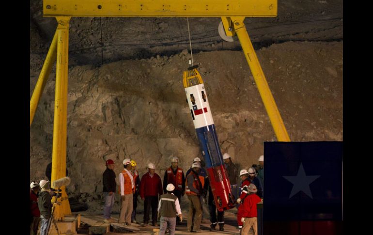Operarios preparan hoy la cápsula Fénix, que sacará a los 33 mineros. EFE  /