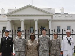Oficliaes protestaron frente a la Casa Blanca contra la polémica ley. AP  /