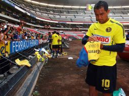 Daniel Montenegro firma autógrafos a los seguidores que se dieron cita en el Azteca. MEXSPORT  /