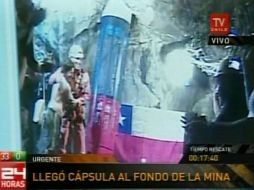 Imagen de video que muestra al rescatista Manuel González (segundo izq.), que es recibido por los mineros atrapados. AP  /