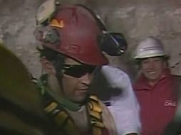 Imagen de la televisión que muestra a Florencio Avalos justo al salir de la cápsula que lo condujo a la superficie. AFP  /