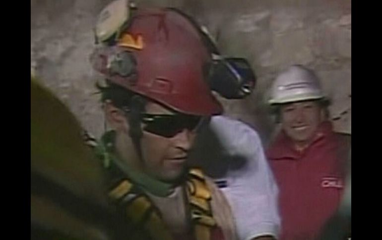 Imagen de la televisión que muestra a Florencio Avalos justo al salir de la cápsula que lo condujo a la superficie. AFP  /