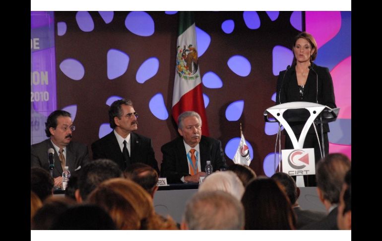 Los secretarios de Comunicaciones y de Gobernación, acompañados de Karen Sánchez Abbott. EL UNIVERSAL  /