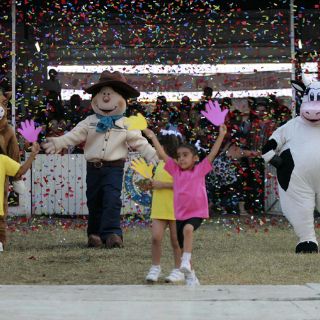Emociona a niños presentación de mascotas en Expo Ganadera