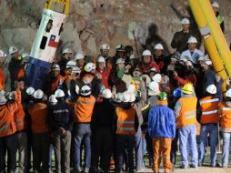 La gente celebra la salida del segundo de los mineros. AFP  /