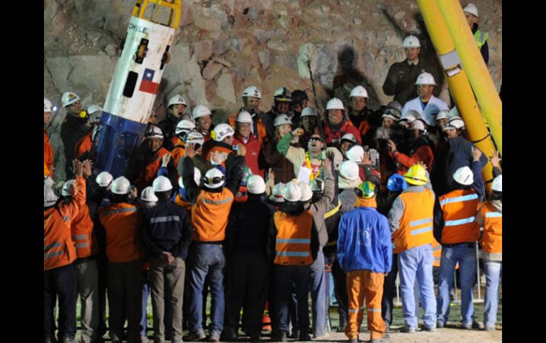 La gente celebra la salida del segundo de los mineros. AFP  /