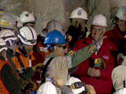 El boliviano Carlos Mamani saluda luego de ser rescatado. EFE  /