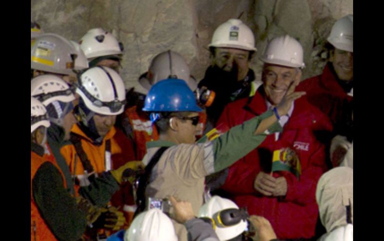 El boliviano Carlos Mamani saluda luego de ser rescatado. EFE  /