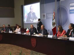 Aspecto del Presidente de México (tercero a la izquierda), durante el “Diálogo por la Seguridad. Hacia una Política de Estado”. EFE  /
