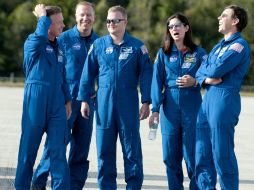 La tripulación espera a que el Discovery esté listo para partir el próximo primero de noviembre. EFE  /