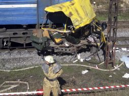 Servicios de emergencia inspeccionan el lugar de la colisión en la región de Dnipropetrovsk. EFE  /