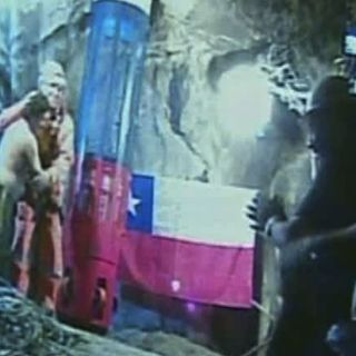 Mineros reciben con vítores al rescatista