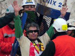 Mario Gómez Heredia levanta los brazos luego de salir de la cápsula que lo llevó a la superficie. AFP  /
