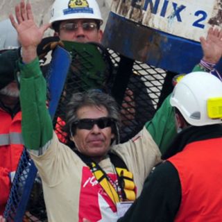 El minero más veterano sale a la superficie