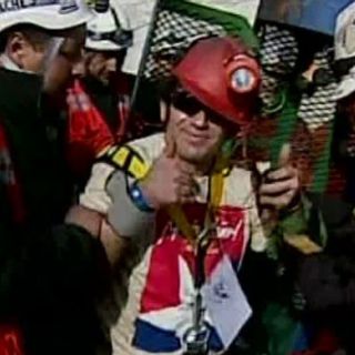 Llegan a 10 los mineros rescatados